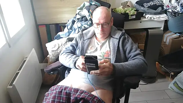 Snapshot of bogland33 chatting on 8, 5, 2026 bogland33 online show from 8, 5, 2026