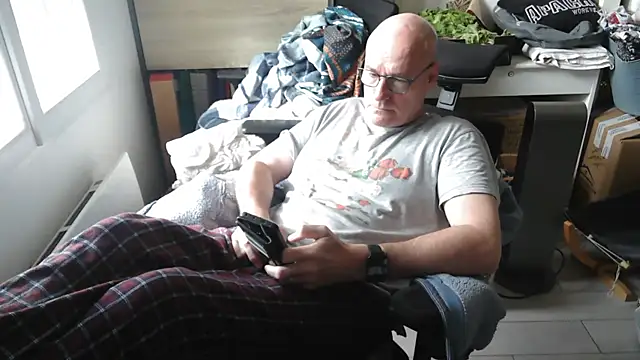 Snapshot of bogland33 chatting on 9, 5, 2026 bogland33 online show from 9, 5, 2026