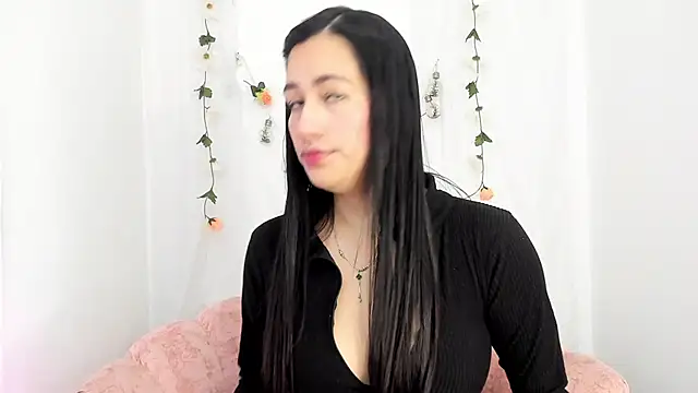 Sara Kurt online show from 2, 3, 2025