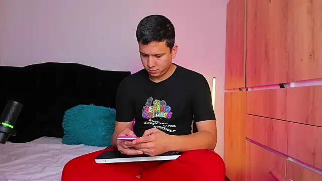 Snapshot of ANDREZALVAREZ chatting on 7, 11, 2025 ANDREZALVAREZ online show from 7, 11, 2025