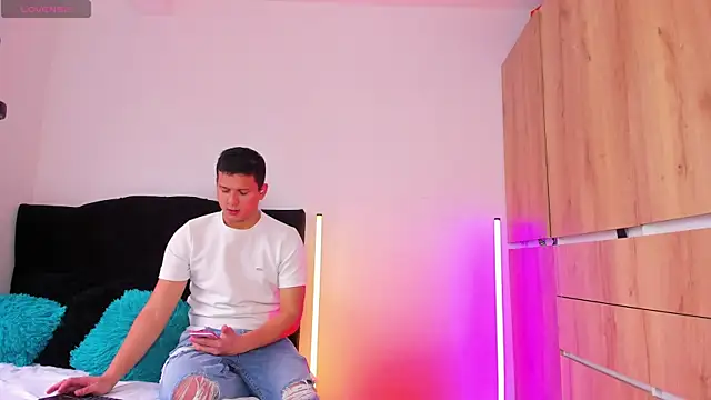 Snapshot of ANDREZALVAREZ chatting on 6, 11, 2025 ANDREZALVAREZ online show from 6, 11, 2025