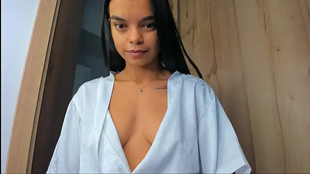 Snapshot of mia_world_ chatting on 8, 11, 2025 mia world online show from 8, 11, 2025