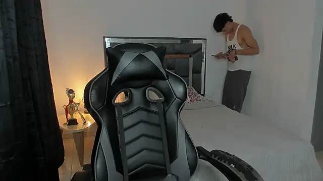 enzo sloran online show from 2, 12, 2025