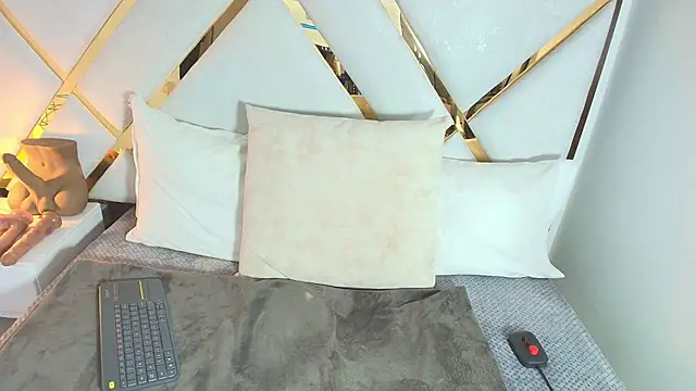 Slut Milf  online show from 1, 11, 2025