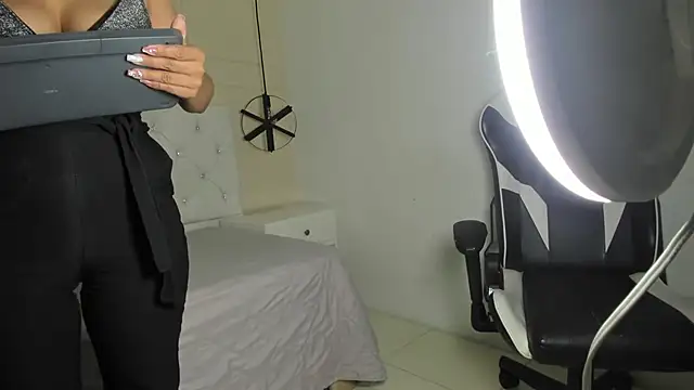 Slut Milf  online show from 19, 2, 2025