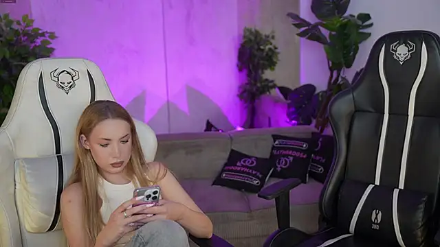 Magnetic Mia  online show from 12, 9, 2025