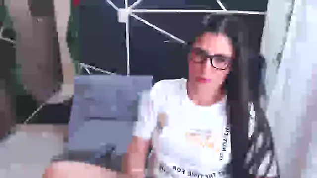 LUCY LI online show from 27, 1, 2025