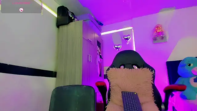 Hellen moons   online show from 11, 4, 2026