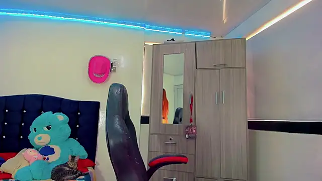 Hellen moons   online show from 2, 10, 2025