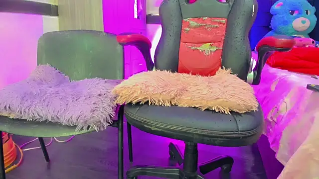 Hellen moons   online show from 7, 4, 2026