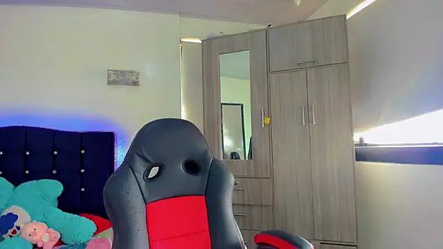 Hellen moons   online show from 24, 9, 2025