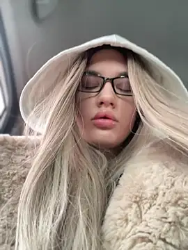 Holly Molii online show from 12, 1, 2025