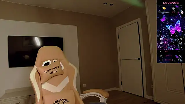 Holly Molii online show from 3, 12, 2025