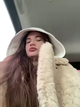 Holly Molii online show from 11, 1, 2025