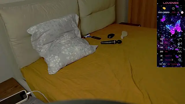 Holly Molii online show from 11, 10, 2025