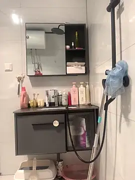 Aimeil online show from 1, 3, 2025