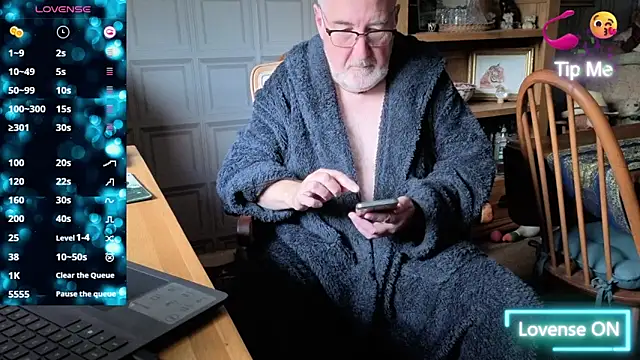 Adamdaddybear online show from 15, 10, 2025