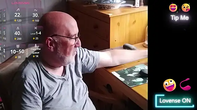 Adamdaddybear online show from 10, 9, 2025