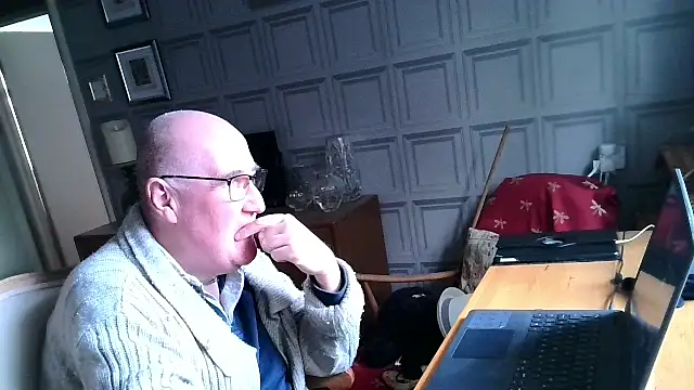 Adamdaddybear online show from 6, 3, 2025