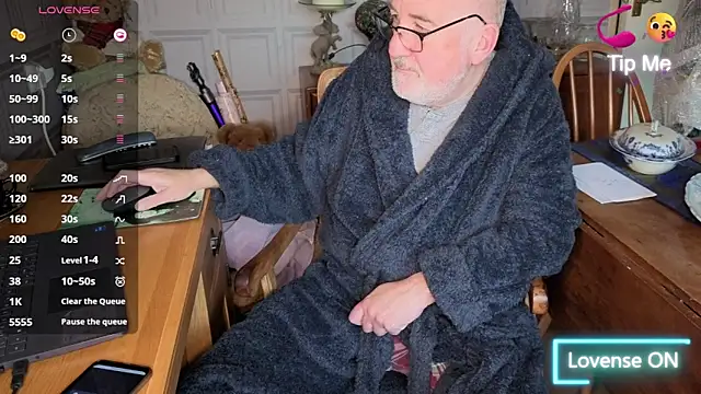 Adamdaddybear online show from 3, 12, 2025