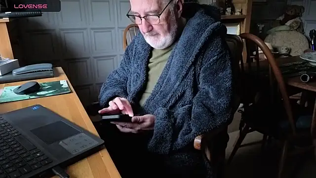 Adamdaddybear online show from 16, 10, 2025