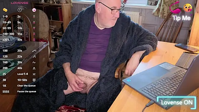 Adamdaddybear online show from 5, 11, 2025