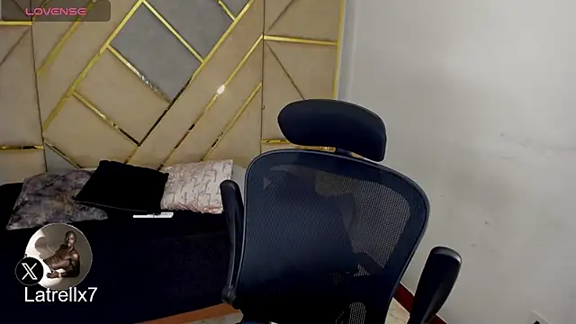 Snapshot of Latrellx7 chatting on 21, 11, 2025 Latrellx7 online show from 21, 11, 2025