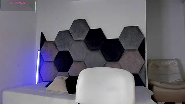 Latrellx7 online show from 15, 4, 2026