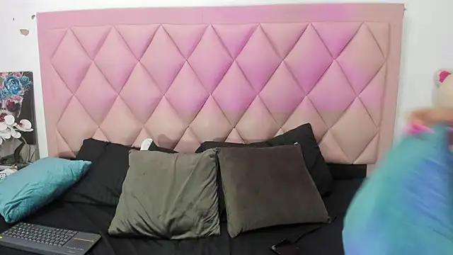 Mia Mallkova1 online show from 24, 12, 2024