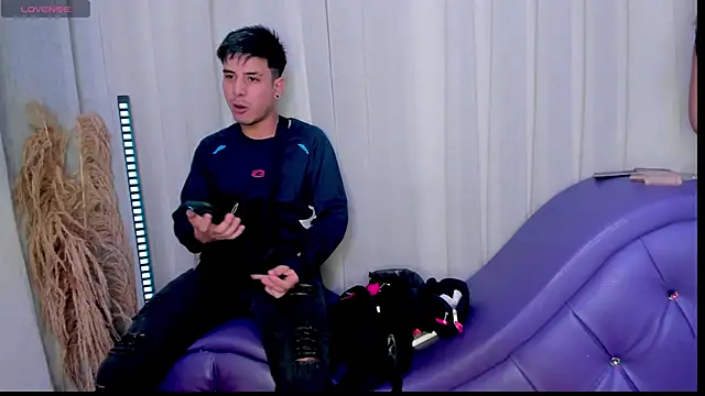 Snapshot of Yourslust_ chatting on 4, 12, 2025 Yourslust online show from 4, 12, 2025