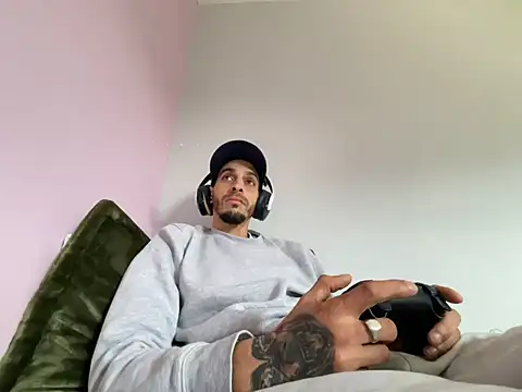 Snapshot of Rebeu313 chatting on 23, 2, 2026 Rebeu313 online show from 23, 2, 2026