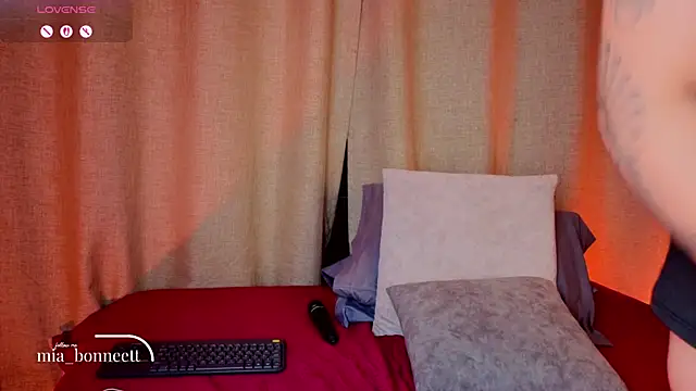 mia bonneett online show from 11, 4, 2026