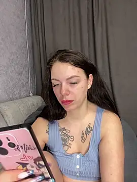 Lola Hale online show from 7, 2, 2026