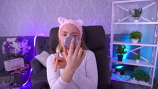 Snapshot of EmilySunshineS chatting on 17, 12, 2025 EmilySunshineS online show from 17, 12, 2025