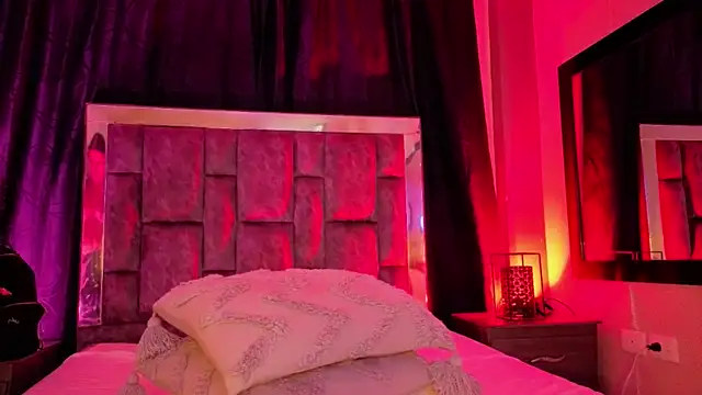 Mia Oxford online show from 15, 10, 2025