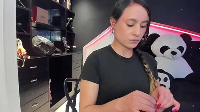 Coral Gibson online show from 23, 9, 2025