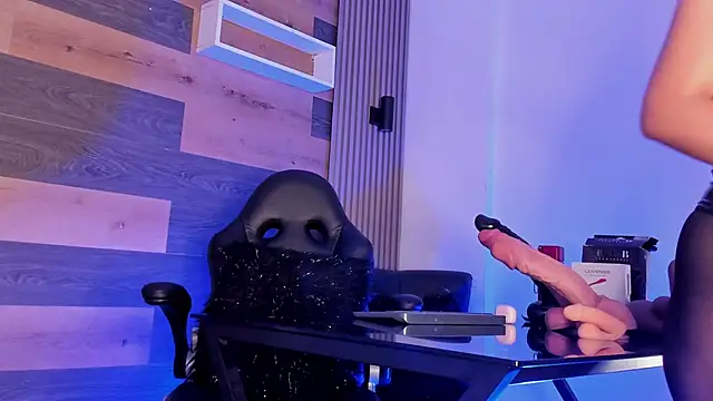 Ellaochoa online show from 28, 9, 2025