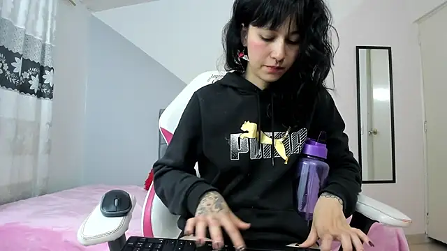 Camcrush   online show from 3, 3, 2025