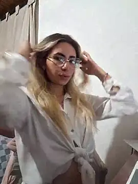 Scarlett Khan online show from 3, 2, 2025