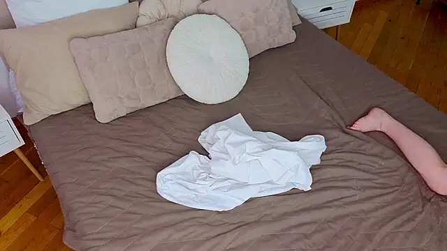 L1ittle kitty  online show from 4, 2, 2026