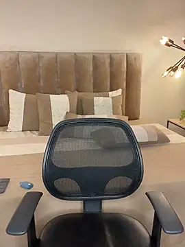 Alisha-Bond online show from 4, 3, 2025