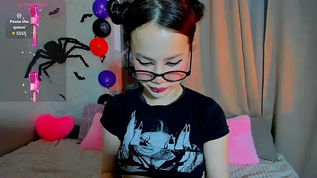 Anikka Liam online show from 7, 11, 2025