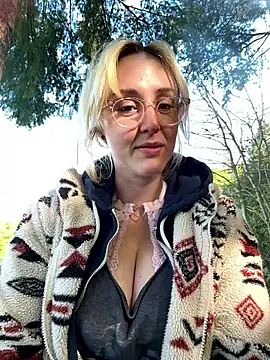 Snapshot of SherryOutdoor1 chatting on 22, 4, 2026 SherryOutdoor1 online show from 22, 4, 2026