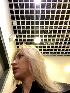 Diamond Bunny  online show from 16, 12, 2025