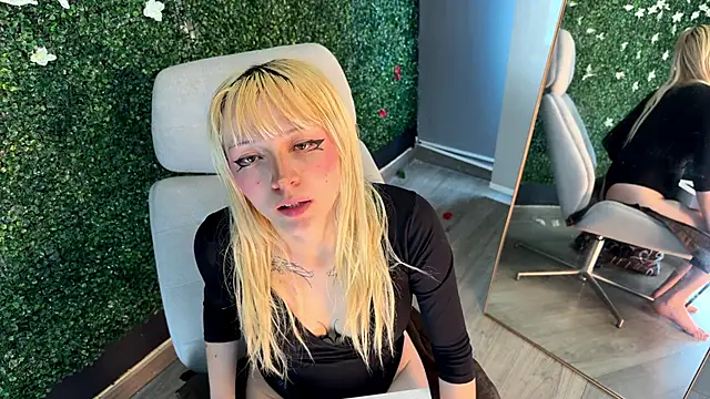 Snapshot of Cloe_five chatting on 15, 9, 2025 Cloe five online show from 15, 9, 2025