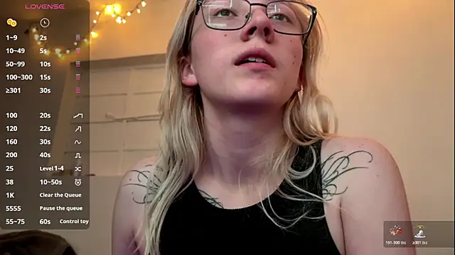 Snapshot of Cloe_five chatting on 22, 10, 2025 Cloe five online show from 22, 10, 2025