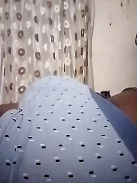 hugecrksam online show from 5, 2, 2026