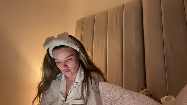 maisiesmithx online show from 15, 4, 2026