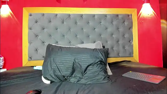 YayaHilton online show from 11, 4, 2026