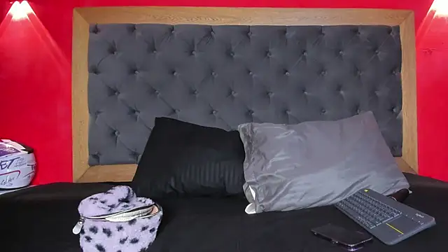 YayaHilton online show from 9, 4, 2026